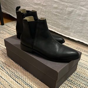 Nisolo Everyday Chelsea Boot in Black/Black, size 7.5